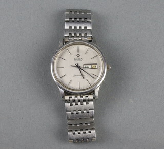 A gentleman's steel cased Omega Seamaster Quartz calendar wristwatch on a steel bracelet 