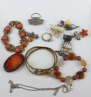 A Chinese silver and agate brooch and minor vintage costume jewellery 