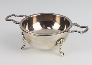 A silver tea strainer and stand, Birmingham 1990, 82 grams 