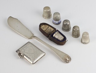 An Edwardian silver vesta rubbed marks, butter knife and 6 silver thimbles 82 grams 