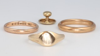 Two 9ct yellow gold wedding bands, sizes N and P, a 9ct gold signet ring size L and a 9ct stud, 8.1 grams 