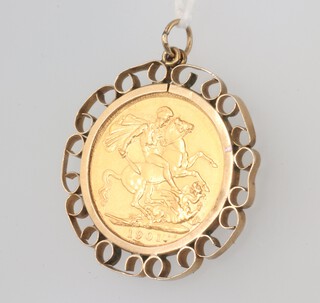 A sovereign 1901, in a 2.2 gram 9ct gold mount 