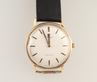 A gentleman's 9ct yellow gold Omega wristwatch contained in a 32mm case with presentation inscription 