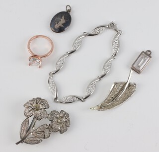 A silver leaf brooch and minor silver jewellery, gross weight 30 grams 