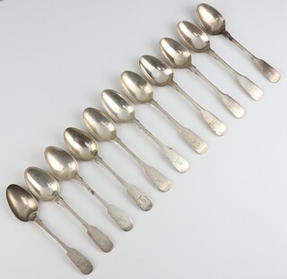 A set of 11 George IV silver Old English pattern teaspoons with engraved armorial, Edinburgh 1826, 207 grams 