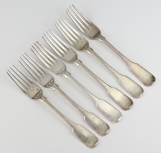 A matched set of George IV silver Old English dinner forks with engraved armorial Edinburgh 1827 (5), London 1821 (1), 384 grams 