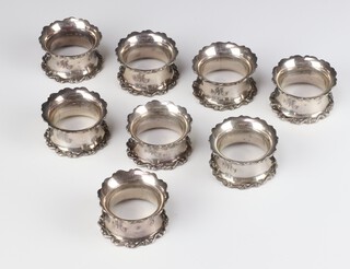 A set of 8 silver napkin rings with cast rims, Birmingham 1917, 304 grams 