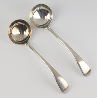 A pair of silver Old English pattern sauce ladles London 1923, 43 grams 