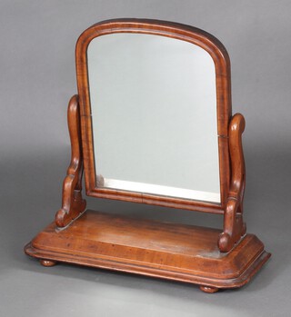 A Victorian arched plate dressing table mirror contained in a mahogany frame 79cm h x 65cm w x 27cm d 