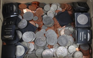 A quantity of commemorative crowns and coins 