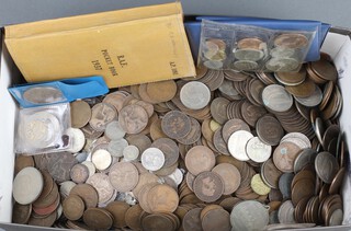 A quantity of commemorative crowns and coins