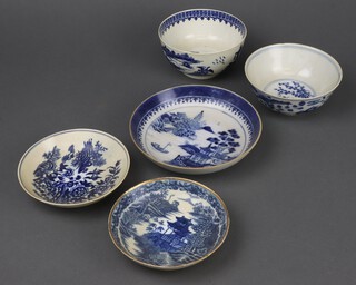 A Worcester Dr Wall period saucer together with 2 Chinese blue and white saucers and 2 Chinese blue and white bowls