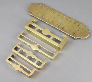 A cribbage board and minor brassware