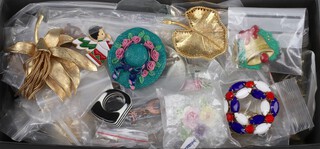 A quantity of vintage brooches