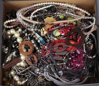 A quantity of modern costume jewellery 