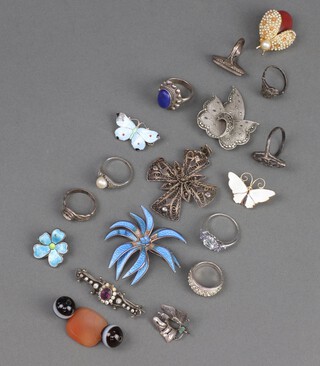 A small quantity of minor silver jewellery 