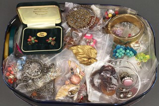 Minor vintage costume jewellery