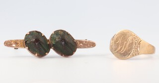 A gentleman's 9ct yellow gold signet ring, 5.3 grams, size V 1/2, together with a 9ct yellow gold scarab brooch 