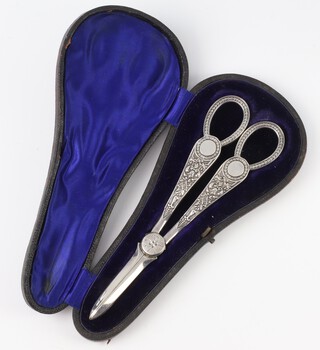 A pair of Victorian cast silver grape scissors with scroll decoration, in a fitted case, London 1896 