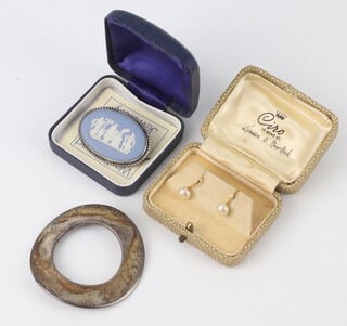 A pair of 9ct yellow gold cultured pearl ear studs, a silver mounted Wedgwood brooch and a silver napkin ring Birmingham 2004