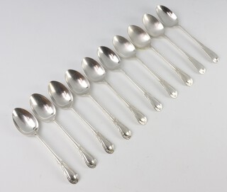 A set of 10 Edwardian silver lily pattern tea spoons, Sheffield 1908, 180 grams 