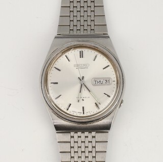 A gentleman's steel cased Seiko automatic day/date wristwatch in a 33mm case marked 882814, the movement marked 6309A, on a later bracelet, in working order  