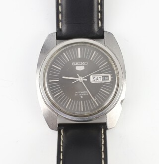 A gentleman's steel cased Seiko 5 automatic day/date wristwatch, contained in a steel case 36mm, the case marked 0N5545, the movement marked 6119C, in working order 