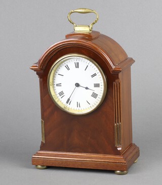 An early 20th Century French mantel timepiece with 8cm enamelled dial Roman numerals, contained in a mahogany case 20cm h x 15cm w x 8cm d, with key 