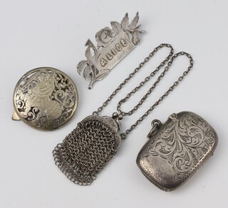 An Edwardian silver vesta Birmingham 1904, a mesh purse, brooch and clip 