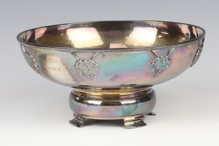 A circular silver bowl with vineous decoration on splayed feet, Birmingham 1929, 19cm, 365 grams 