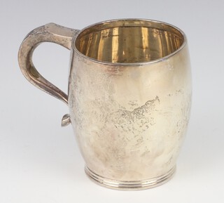 A silver mug with S scroll decoration, engraved monogram, Birmingham 1926, 103 grams, 8cm 