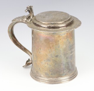 A Georgian design silver tankard with S scroll handle and presentation inscription, Sheffield 1898, maker George Edward and Sons, 14cm, 545 grams 