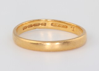 A 22ct yellow gold wedding band 2.2 grams, size J 