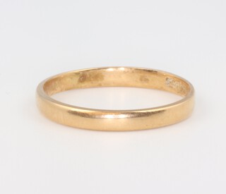 An 18ct yellow gold wedding band 2.8 grams, size T 1/2