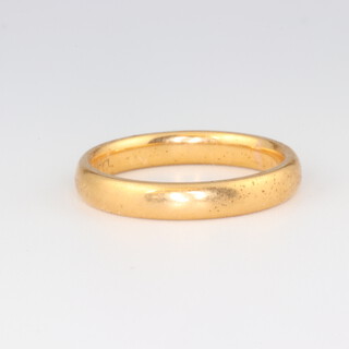 A 22ct yellow gold wedding band, 4.9 grams, size M 1/2 