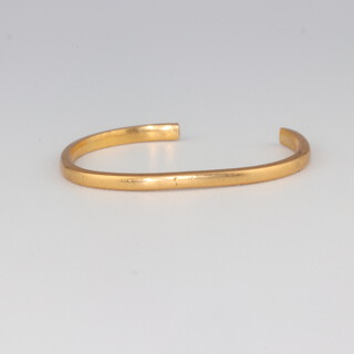 A 22ct yellow gold wedding band (cut), 1.4 grams 