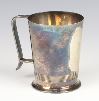 An Art Deco style silver mug with angular handle and reeded decoration Sheffield 1945, 9cm, 214 grams 