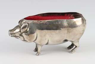 An Edwardian novelty silver pin cushion in the form of a standing pig Birmingham 1907, 8cm 