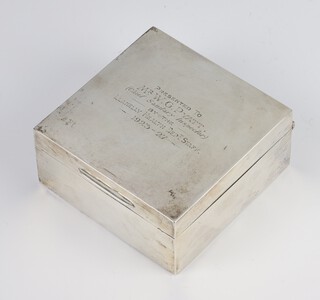 A square silver cigarette box with engraved inscription, London 1925 9cm 