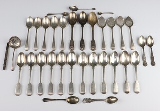 A quantity of teaspoons, mixed dates and makers, 586 grams 