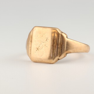 A gentleman's 9ct yellow gold signet ring with engraved monogram, size S, 6.1 grams 