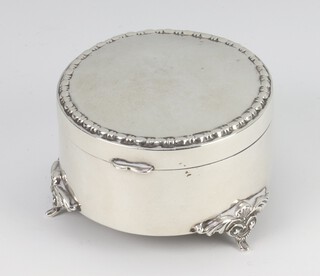 A circular silver trinket box on scroll feet Birmingham 1914, 6cm 