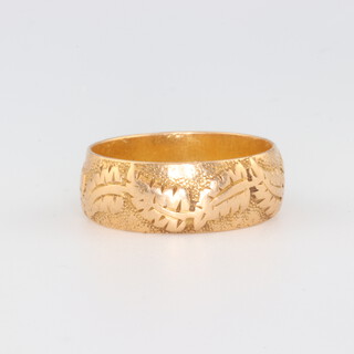 An 18ct yellow gold engraved wedding band size M, 5.1 grams 