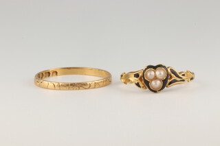 An 18ct yellow gold enamelled and seed pearl mourning ring together with a wedding band, sizes M and Q. 3.2 grams 