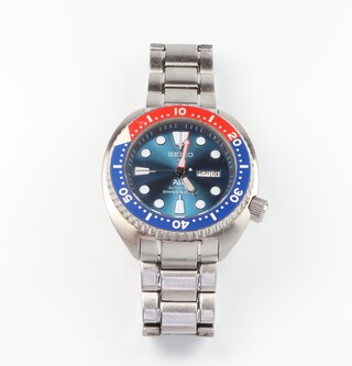 A gentleman's steel cased Seiko Padi Automatic diver's 200m wristwatch with "Pepsi" bezel with day and date at 3 o'clock with luminous markers, 44mm, the case numbered 630711 and 4R36/0Y40 