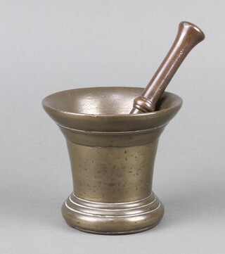 A 17th/18th Century bronze mortar and pestle 10cm x 12cm 