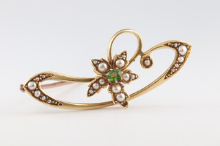 An Edwardian yellow gold testing as 15ct peridot and seed pearl bar brooch 4.1 grams, 40mm 