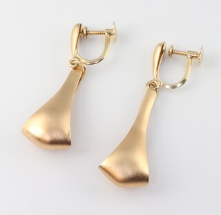 A pair of yellow gold 585 drop earrings 3.6 grams 