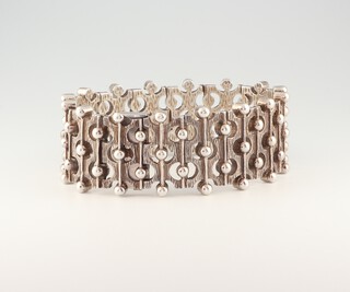 A stylish silver mid-Century bracelet 69.5 grams, 17cm 