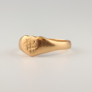 An 18ct yellow gold signet ring 2.7 grams 